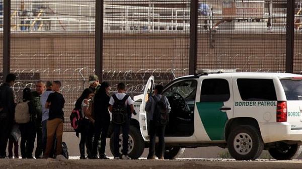 САЩ издигнат нови заграждения по границата с Мексико