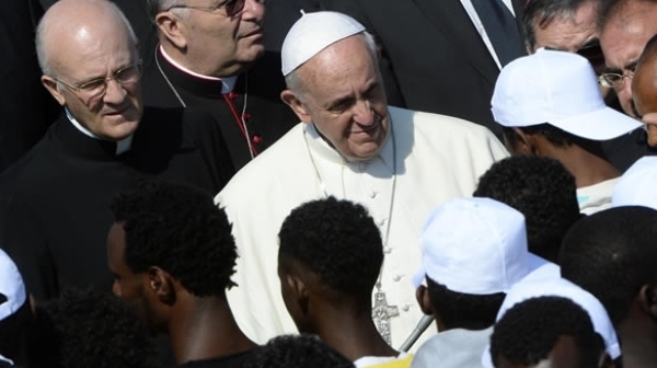 Папата отпразнува 81-вата си годишнина с деца в клиника