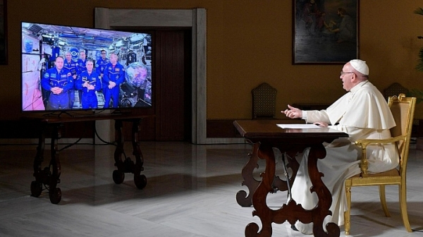 Папа Франциск си говори с астронавти за Данте, любовта и ”Малкият принц”