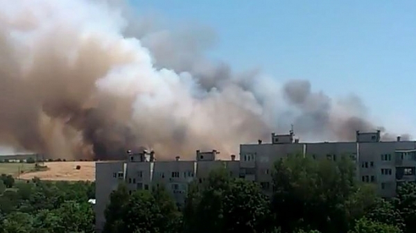 Пожар бушува на метри от блокове в Плевен (Видео)