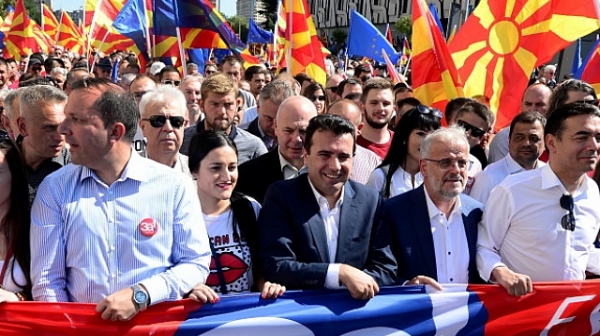 Хиляди на протест за името на Македония