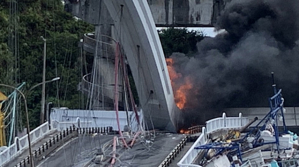 Мост се срути върху рибарски лодки в Тайван, има ранени /видео/