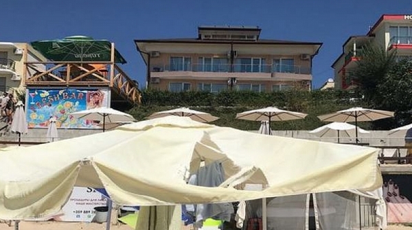 В Равда туристи плащат за скъсани чадъри, хотел си приватизира плаж