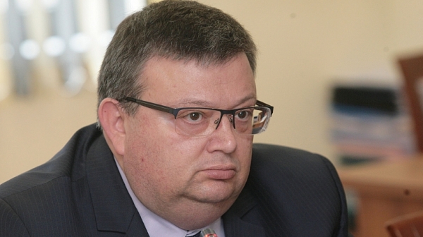 Адвокати искат оставката на Цацаров заради ЦУМгейт