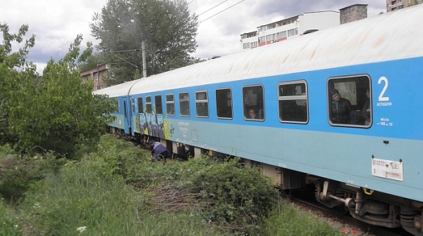 Влак прегази жена до Криводол, седяла на линията