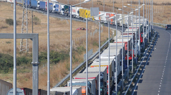 Стотици bg тирове блокирани на турската граница заради неплатени глоби