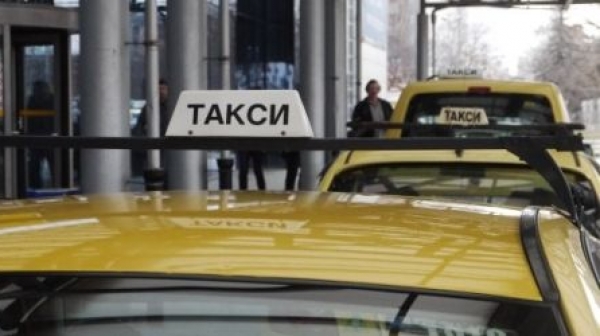 Две таксита се сблъскаха във Варна, 7 души са ранени