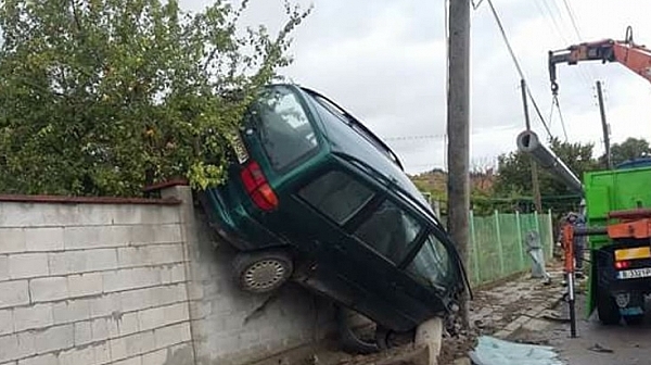 Кола се качи върху ограда в Шуменско