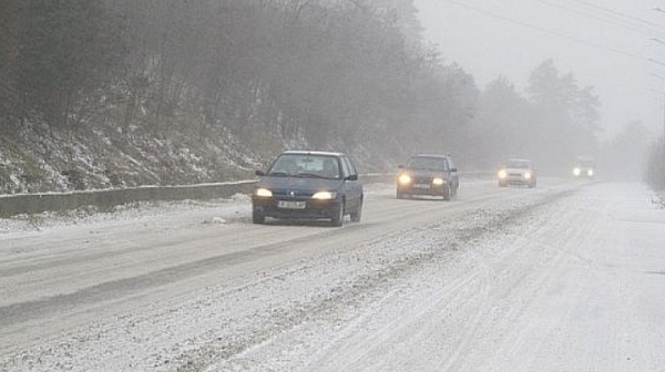 Автобусна катастрофа с жертви в снежна Сърбия