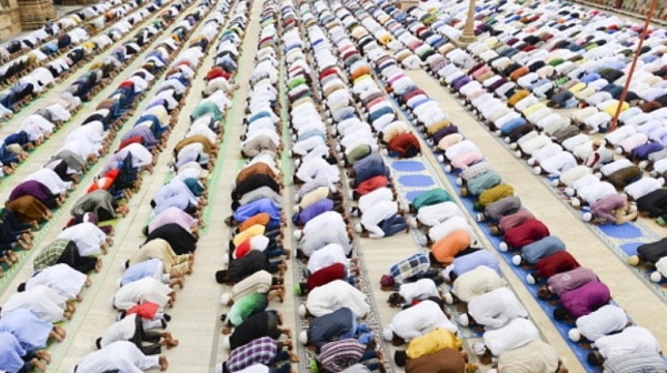 Франция разгонва молещите се мюсюлмани от улиците