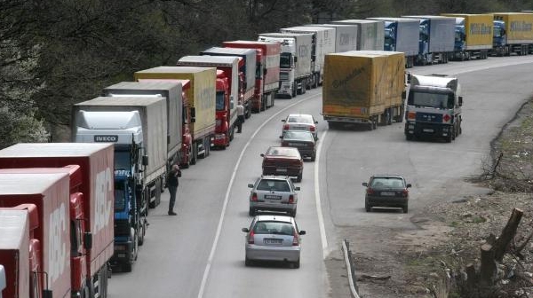 Спират тировете по магистралите до есента