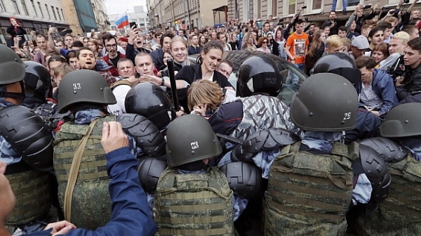 Хиляди протестираха в Русия, стотици бити и арестувани