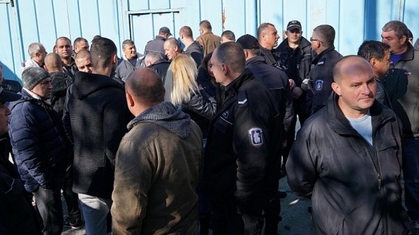 Надзирателите протестират в Бургас