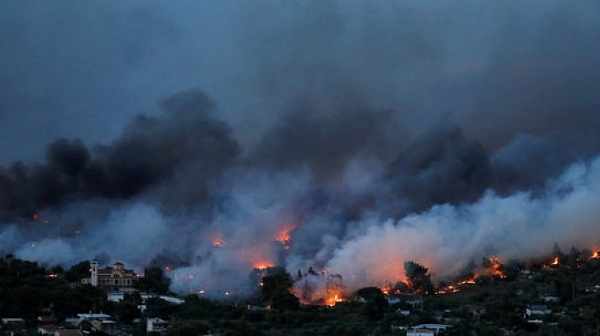 Десетки хора се издирват след пожарите край Атина