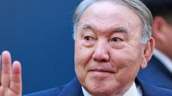Президентът Назарбаев подаде оставка