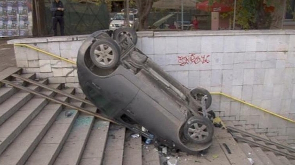 Пияна жена обърна колата си по таван в подлез