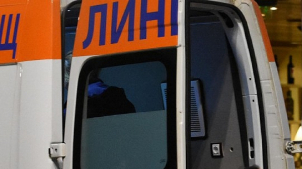 3-годишно дете подкара кола и откъсна крака на жена в Хасково