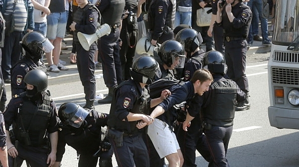 ЕС осъди насилието и жестокостта срещу протестиращи в Русия