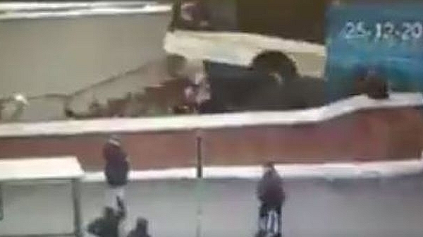 Автобус се заби в пешеходен подлез в Москва (Видео 18+)