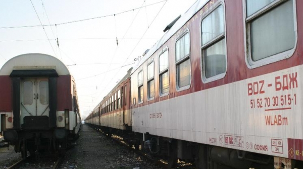 Влак премаза мъж и жена в района на Захарна фабрика