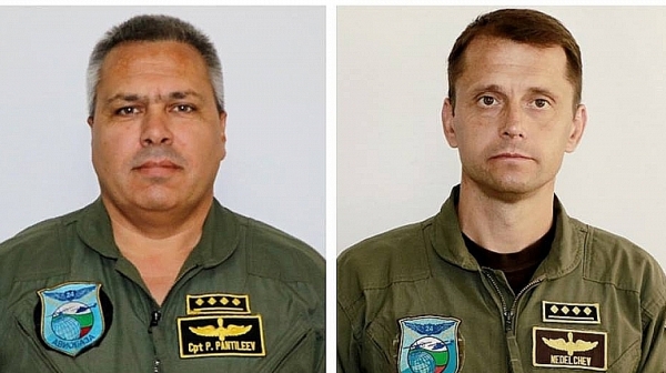 Приятели на загиналите пилоти ги изпращат с военни почести