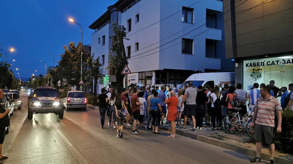Жители на Гоце Делчев протестират, акция на ГДБОП ги остави без телевизия