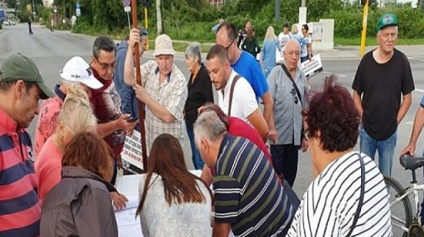 Собственици на имоти по бул. ”Ломско шосе” в София излязоха на протест