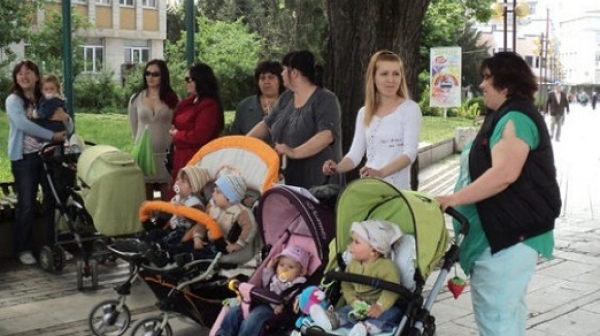 Над 180 майки в Пловдив искат детегледачи по социална програма