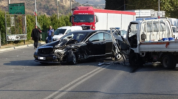 Катастрофа между лек автомобил и камион затвори пътя край Кресна