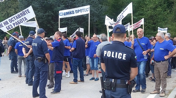 Работници на ”Емко” излизат на протест пред парламента