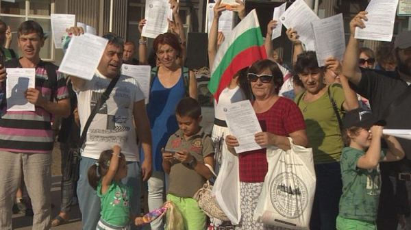 Родители изязоха на протест в София преди първия учебен ден