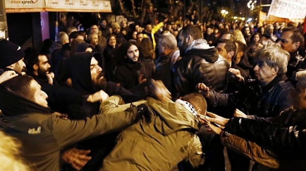 Над 30 арестувани при сблъсъци в Атина