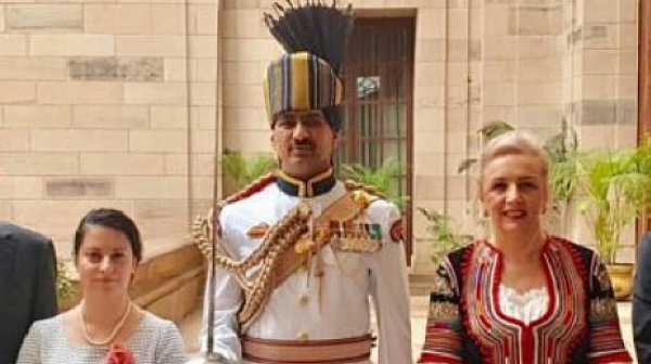 Български посланик се представи в Индия с народна носия