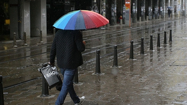 Дъжд, гръмотевици и градушки обещават синоптиците за днес