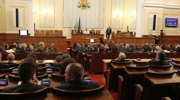 Парламентът спря работа заради липса на кворум