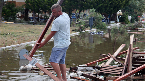 Десетки евакуирани в Гърция заради наводненията