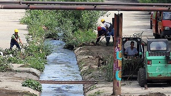 Водата в посинялата Слатинска река била чиста, според РИОСВ