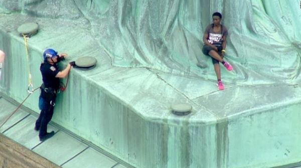 На празника на САЩ: Жена се качи на Статуята на свободата и предизвика евакуация