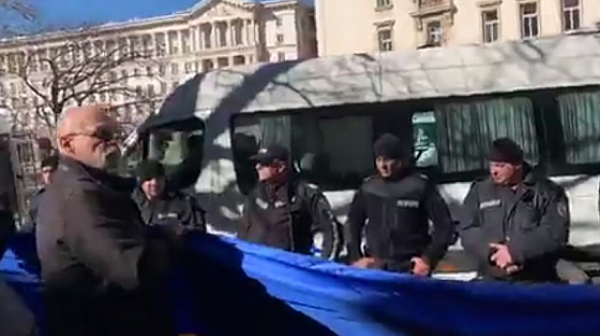 Скандал! Полицията избута граждани с плакати срещу Медведев далеч от пътя му