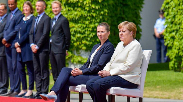 Меркел слуша седнала датския химн заради треперенето