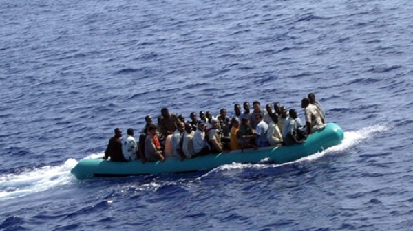 Издирват 117 мигранти от потънало корабче край Либия
