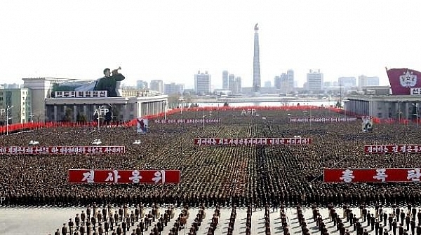 Северна Корея със смразяващ военен парад ден преди Олимпиадата