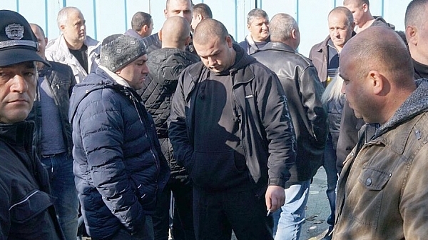 Надзиратели от Централния софийски затвор отново излязоха на протест