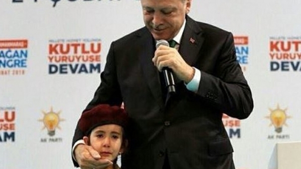 Ердоган разплака дете, че щели да го покрият с турско знаме, ако загине в бой