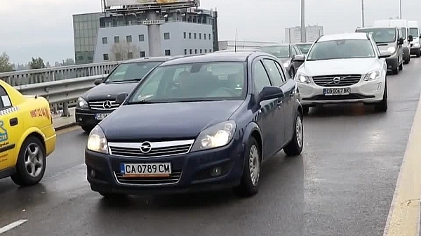 Верижна катастрофа блокира движението към летището в София