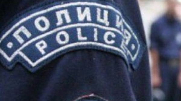 Полицаи върнаха чанта с 6000 евро на младежи, забравили я на бензиностанция