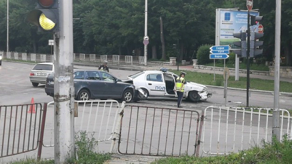 Автомобил се заби в патрулка на червен светофар