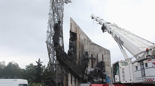 БСП-София иска да спре демонтажа на паметника ”1300 години България”