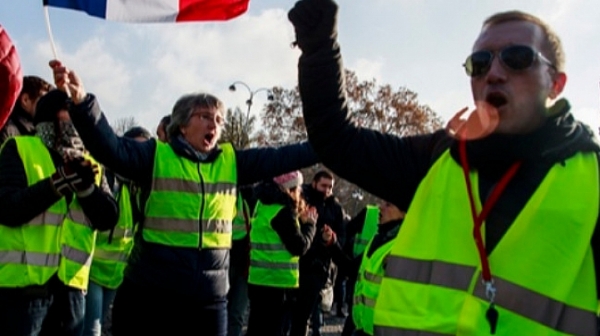 Вадят 100 000 полицаи във Франция заради ”жълтите жилетки”