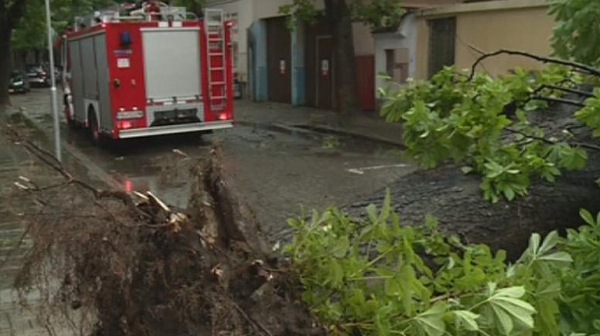Бурята в Пловдив отвя покрива на жилищна сграда
